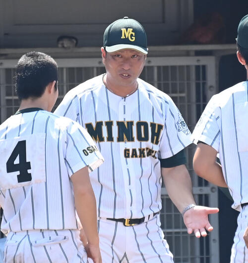 履正社対箕面学園 ナインに声をかける箕面学園の山田文博監督(撮影・石井愛子)