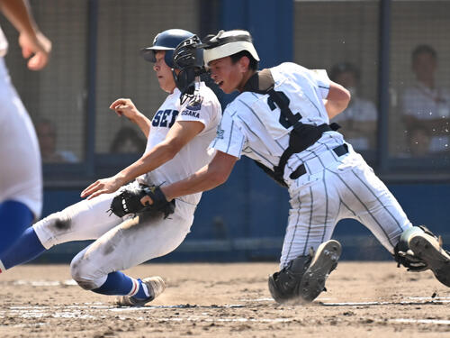 履正社対箕面学園 2回表1死満塁 金光祥玄の右飛で三塁走者の北西華一を封殺する堤亮人捕手(右)(撮影・石井愛子)=2026年7月28日、大阪シティ信用金庫スタジアム