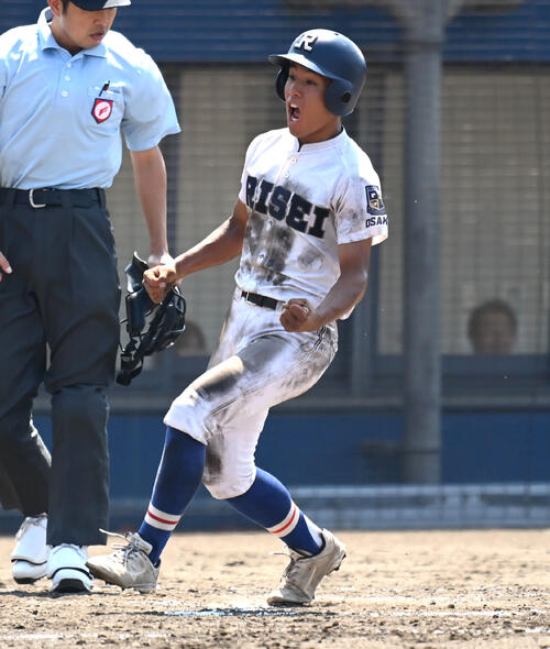 履正社対箕面学園 3回表履正社無死満塁 小杉悠人の適時打で生還する城間煌陽(撮影・石井愛子)