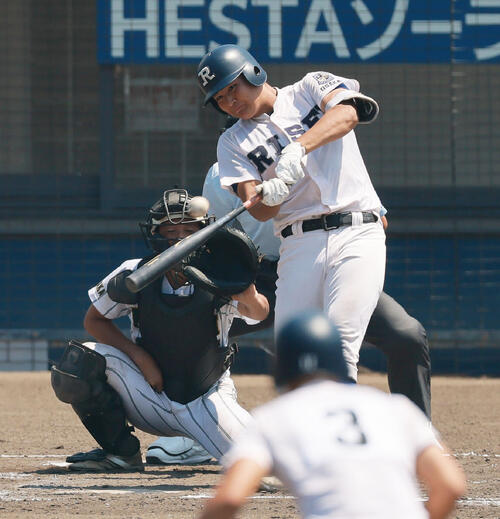 履正社対箕面学園 3回表履正社無死二、三塁、辻竜乃介は左飛を放ち犠飛とする(撮影・上山淳一)