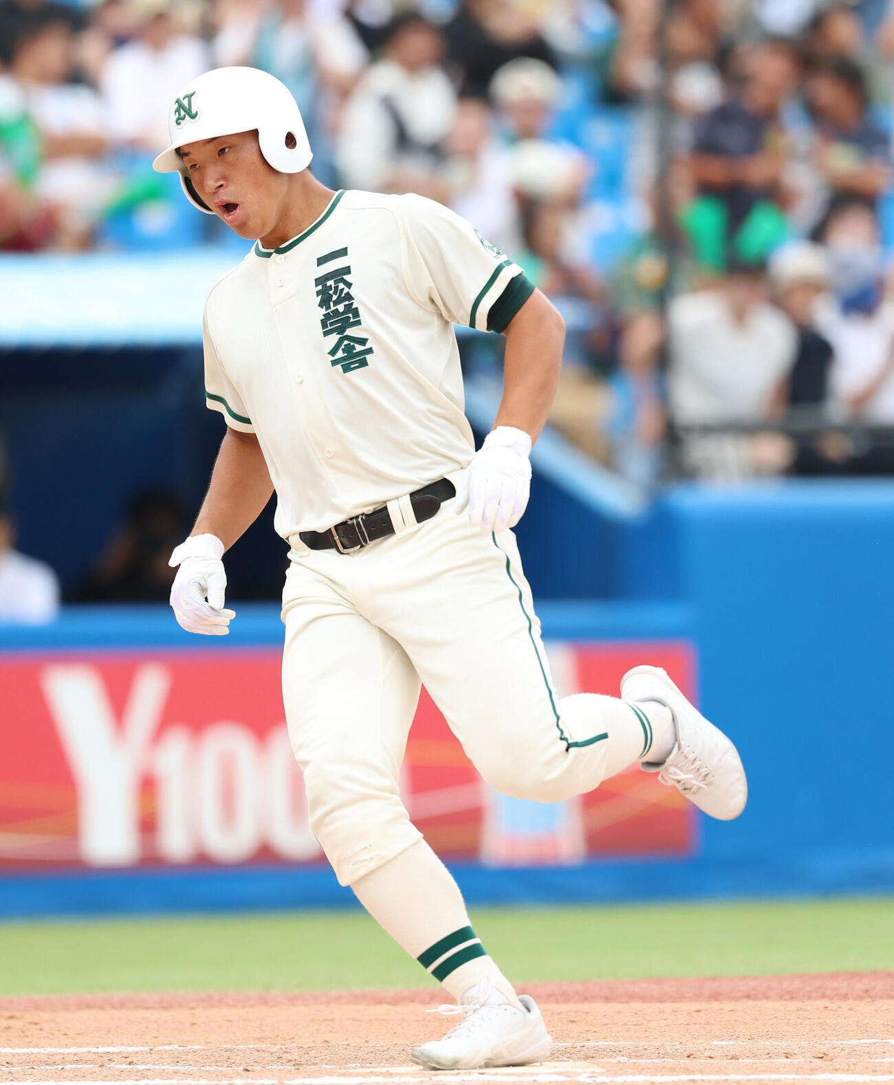 二松学舎大付対関東第一　6回表二松学舎大付2死、本塁打を放ち声を上げ生還する福和田啓太（撮影・増田悦実）