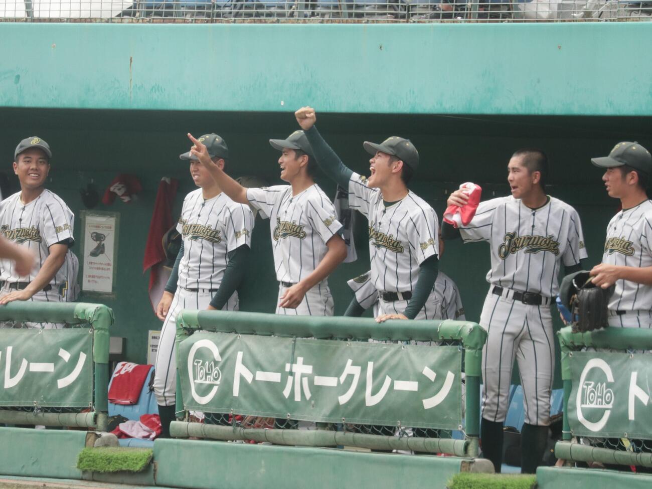 鶴岡東対東北文教大山形城北　7回、リードを4点に広げ沸く鶴岡東ベンチ（撮影・高橋香奈）