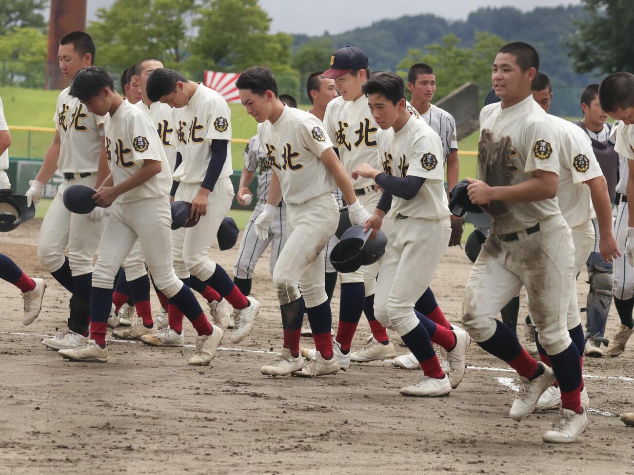 鶴岡東対東北文教大山形城北　初の聖地に届かず悔しさをにじませる東北文教大山形城北ナイン（撮影・高橋香奈）