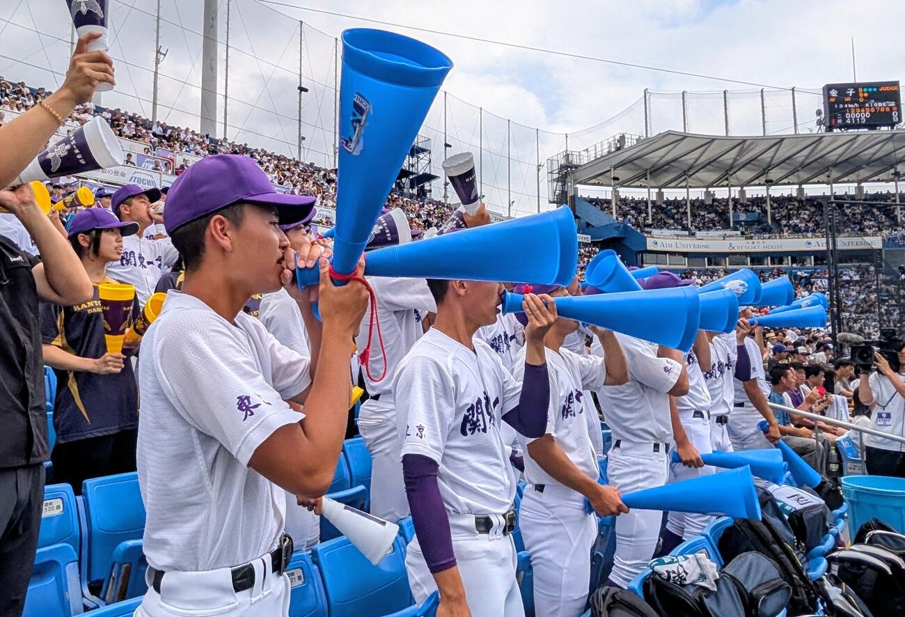 二松学舎大付対関東第一　スタンドでチャンステーマを歌う関東第一の選手たち（撮影・栗林真菜）