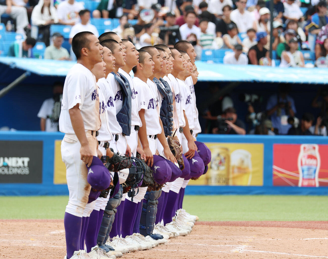 二松学舎大付対関東第一　優勝し校歌斉唱をする関東第一ナイン（撮影・増田悦実）