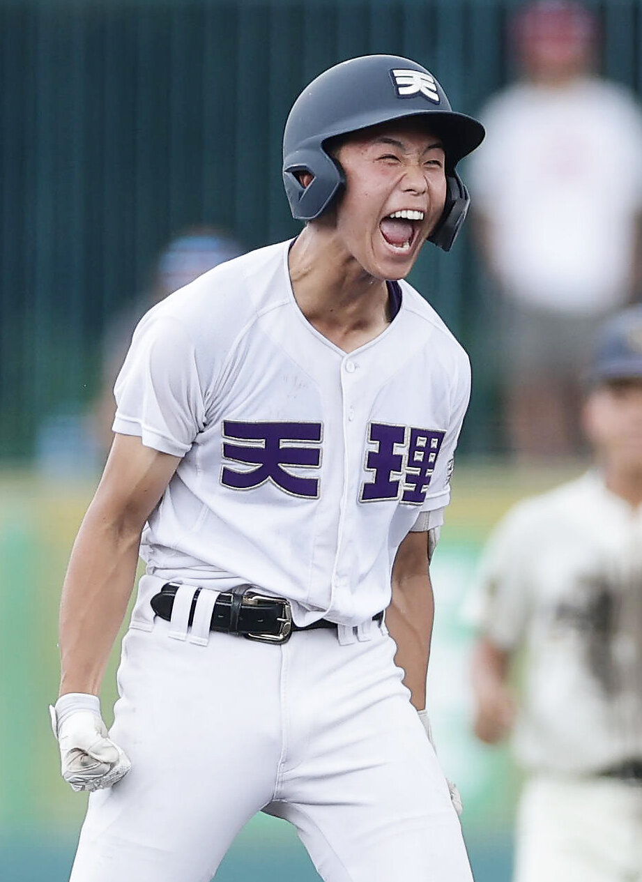 天理対奈良大付　1回表天理2死二塁、先制適時二塁打を放ち雄たけびを上げる金本相有（撮影・前田充）