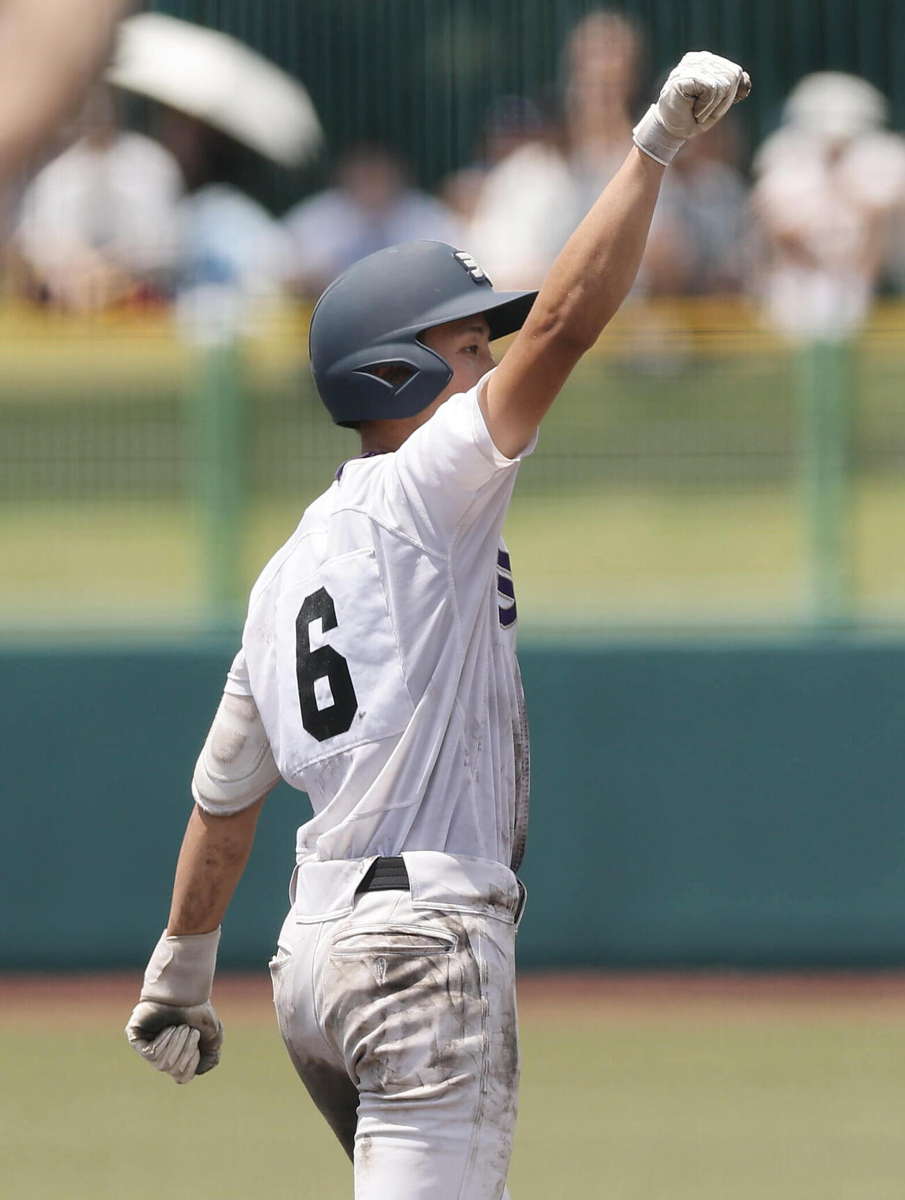 天理対奈良大付　7回表天理1死二塁、適時二塁打を放ちガッツポーズする金本相有（撮影・前田充）