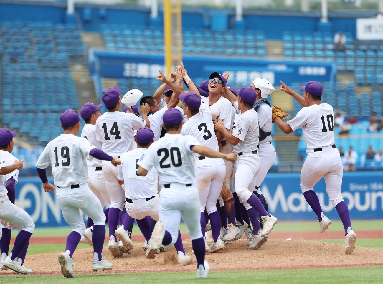 二松学舎大付対関東第一　優勝し歓喜する関東第一ナイン（撮影・増田悦実）