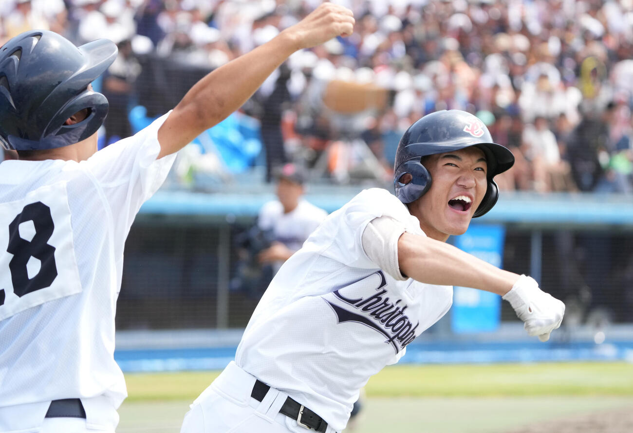 常葉大菊川対聖隷クリストファー　1回裏聖隷クリストファー1死満塁、小金沢玲雄（右）は満塁本塁打を放ちガッツポーズ（撮影・森本幸一）