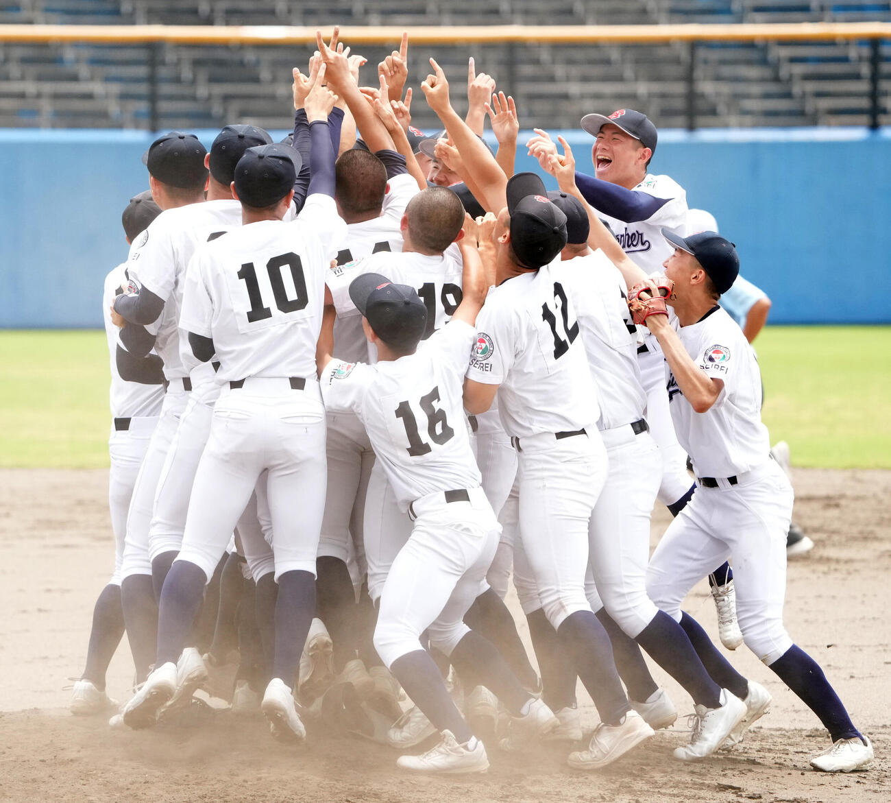 常葉菊川対聖隷クリストファー　試合終了、常葉菊川に勝利し喜ぶ聖隷ナイン（撮影・森本幸一）
