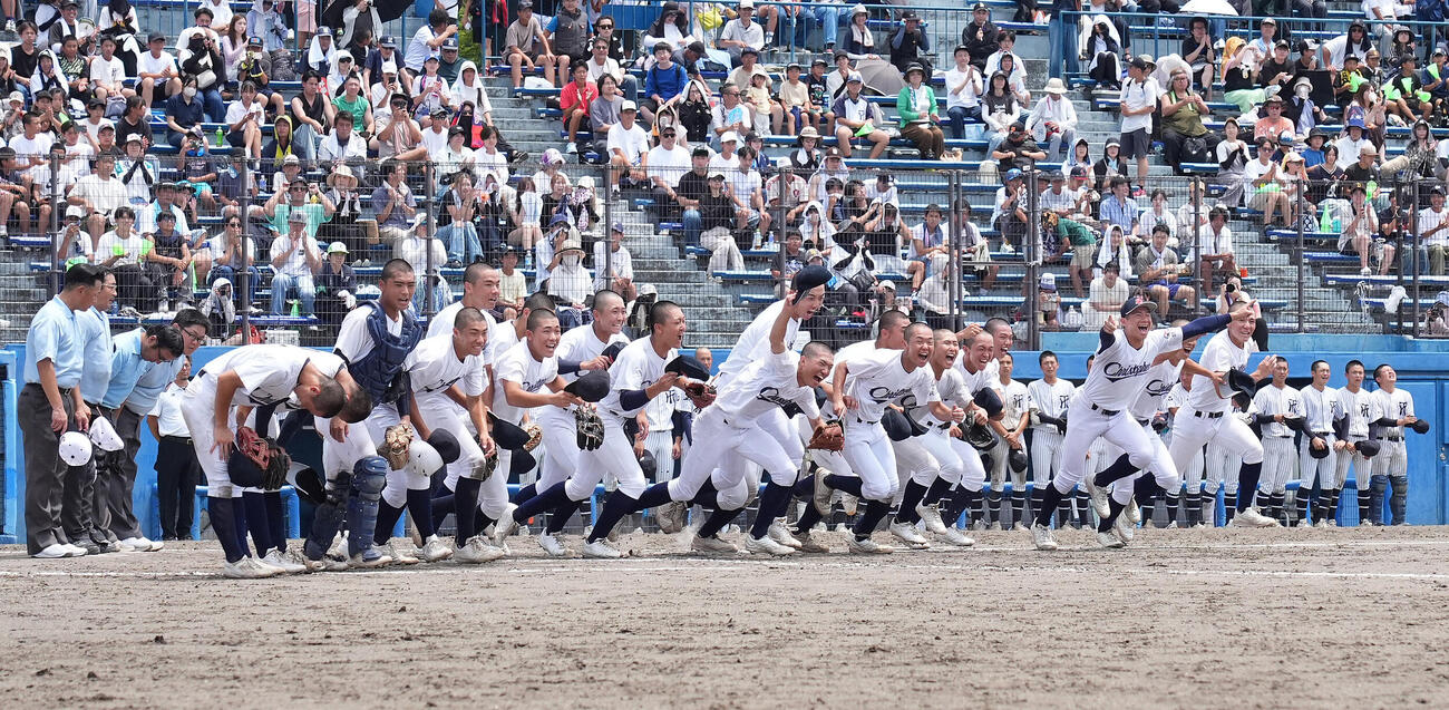 常葉菊川対聖隷クリストファー　試合終了、校歌を歌い終え応援席へ笑顔で向かう聖隷クリストファーナイン（撮影・森本幸一）