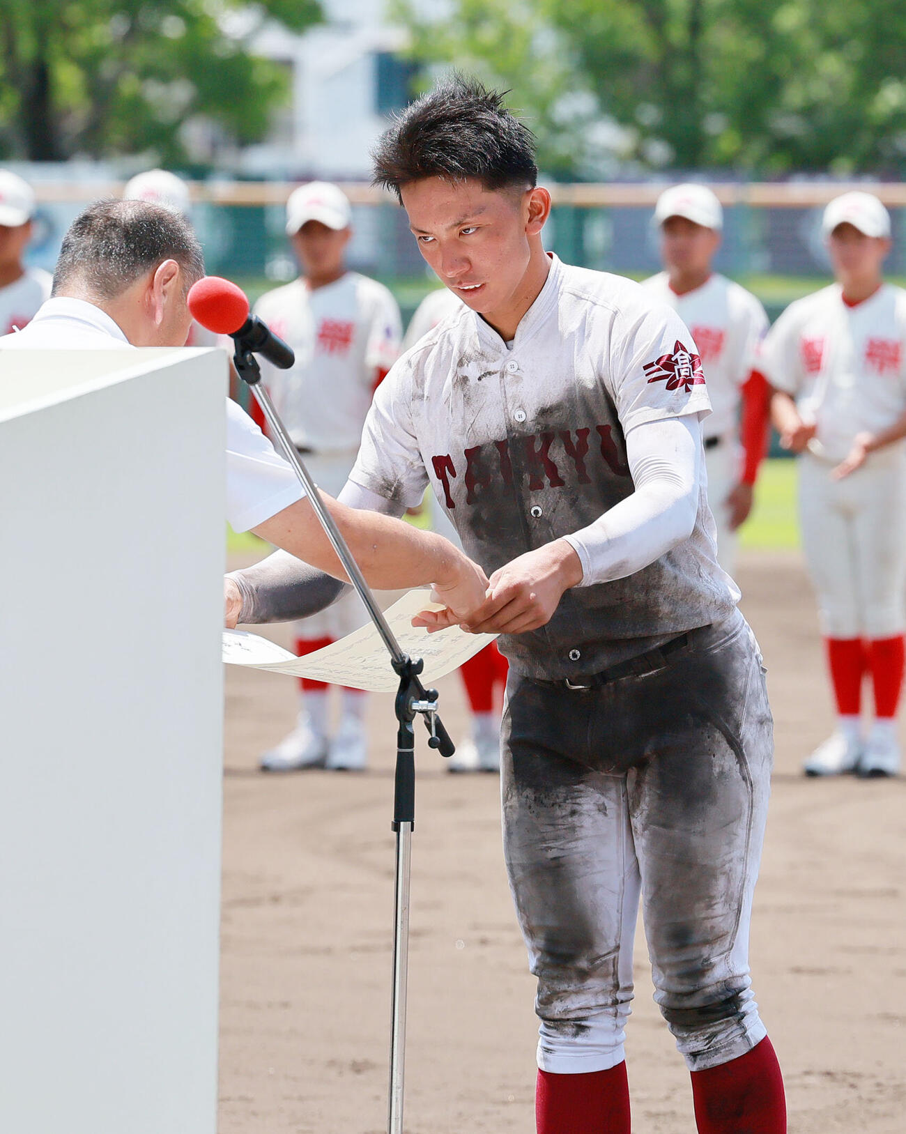 耐久対智弁絵和歌山　準優勝した耐久エース野崎健友は賞状を受け取る（撮影・上山淳一）