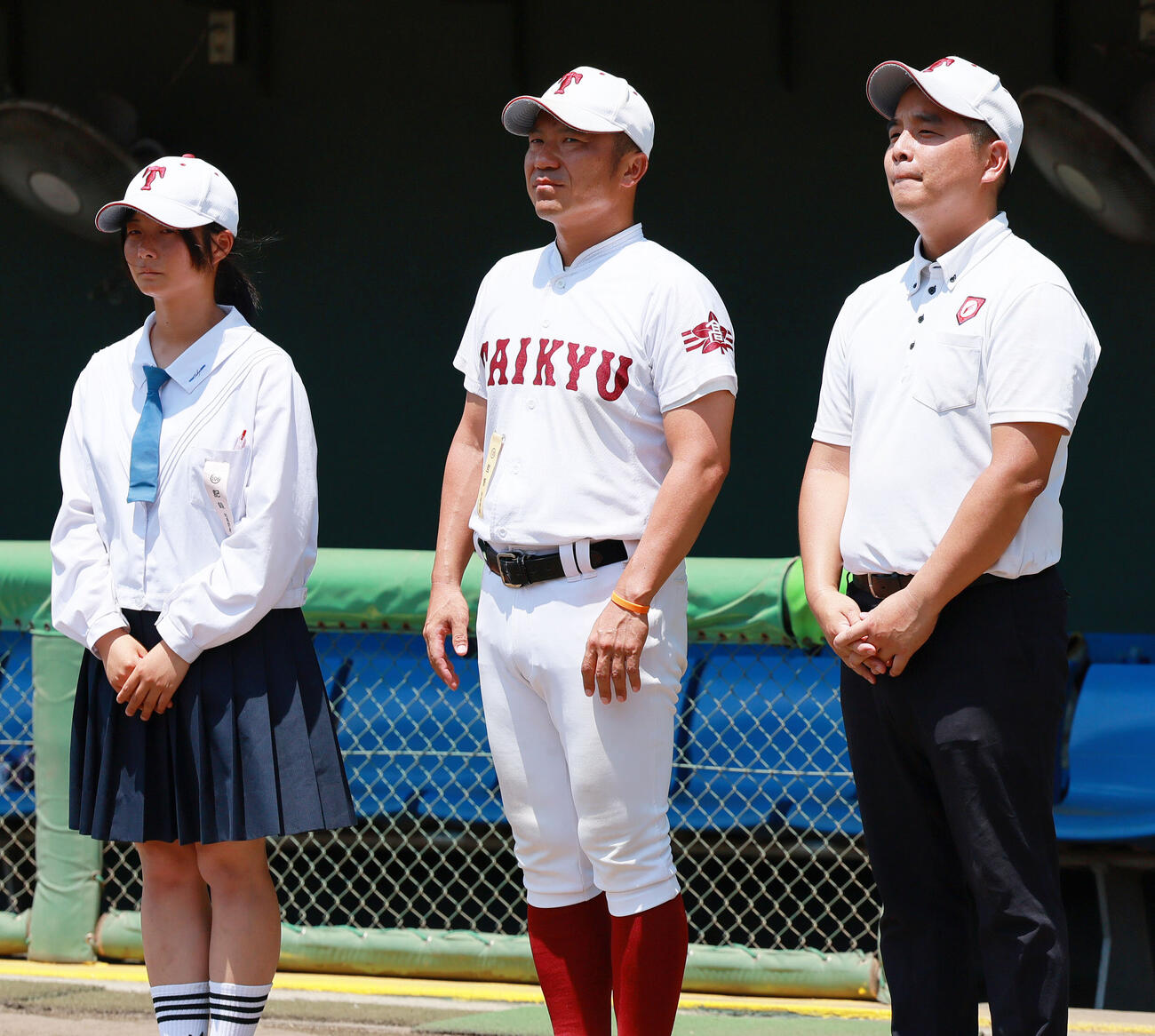 耐久対智弁絵和歌山　表彰式されるナインを見つめる準優勝した耐久の井原正善監督（中央）（撮影・上山淳一）