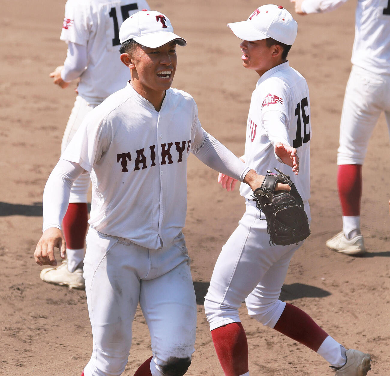 耐久対智弁絵和歌山　4回を投げ終えベンチへ引きあげる耐久エース野崎健友（左）（撮影・上山淳一）