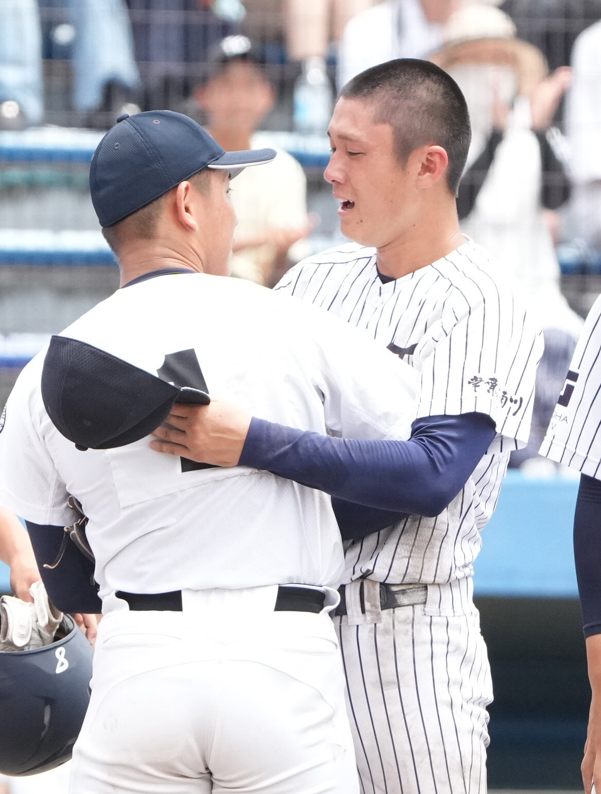 常葉菊川対聖隷クリストファー　試合終了、常葉大菊川の佐藤大介（右）は聖隷クリストファーの高部陸と健闘をたたえ合う（撮影・森本幸一）