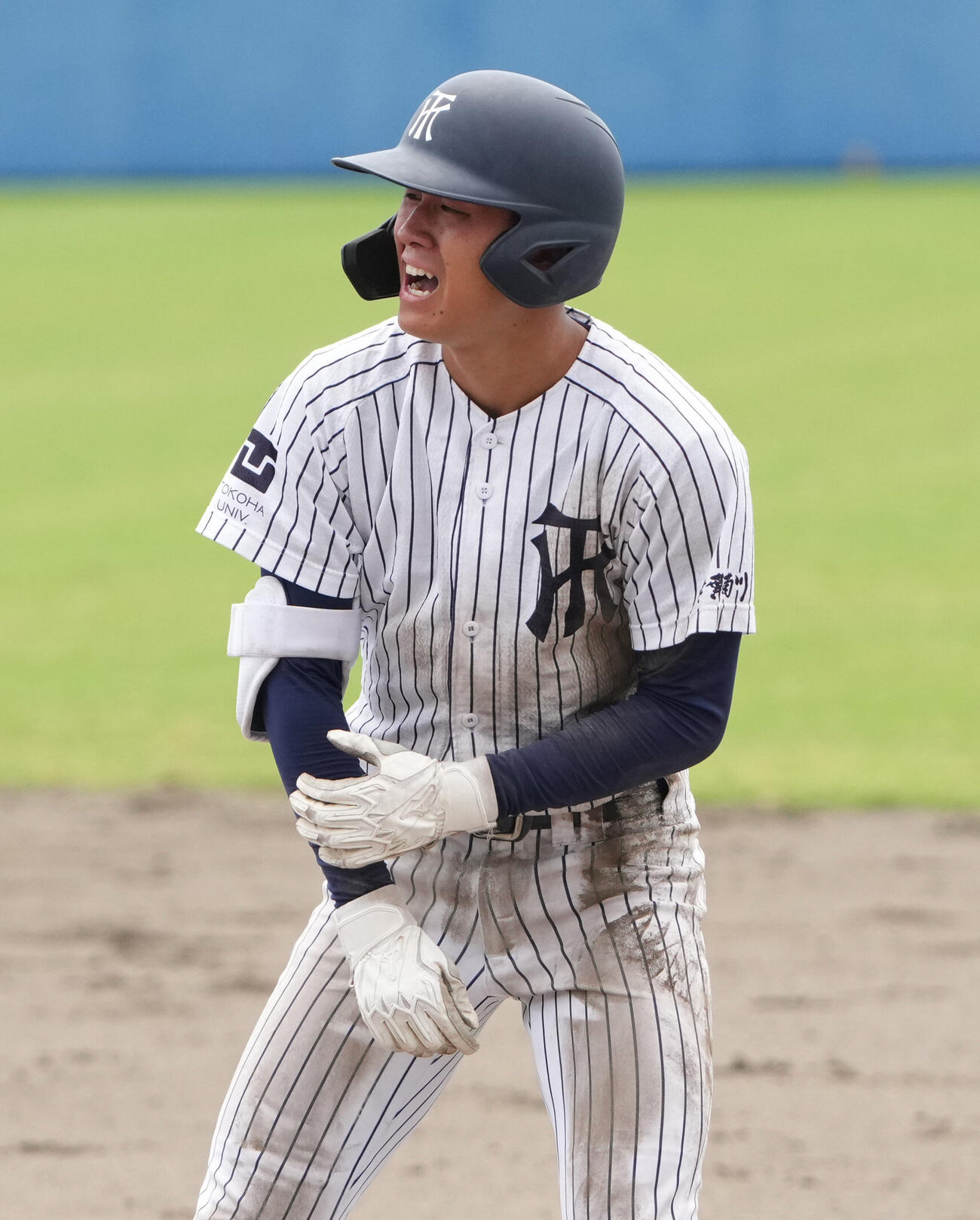 常葉菊川対聖隷クリストファー9回表常葉大菊川無死二塁、安打を放ち一塁上でガッツポーズをする佐藤大介（撮影・森本幸一）