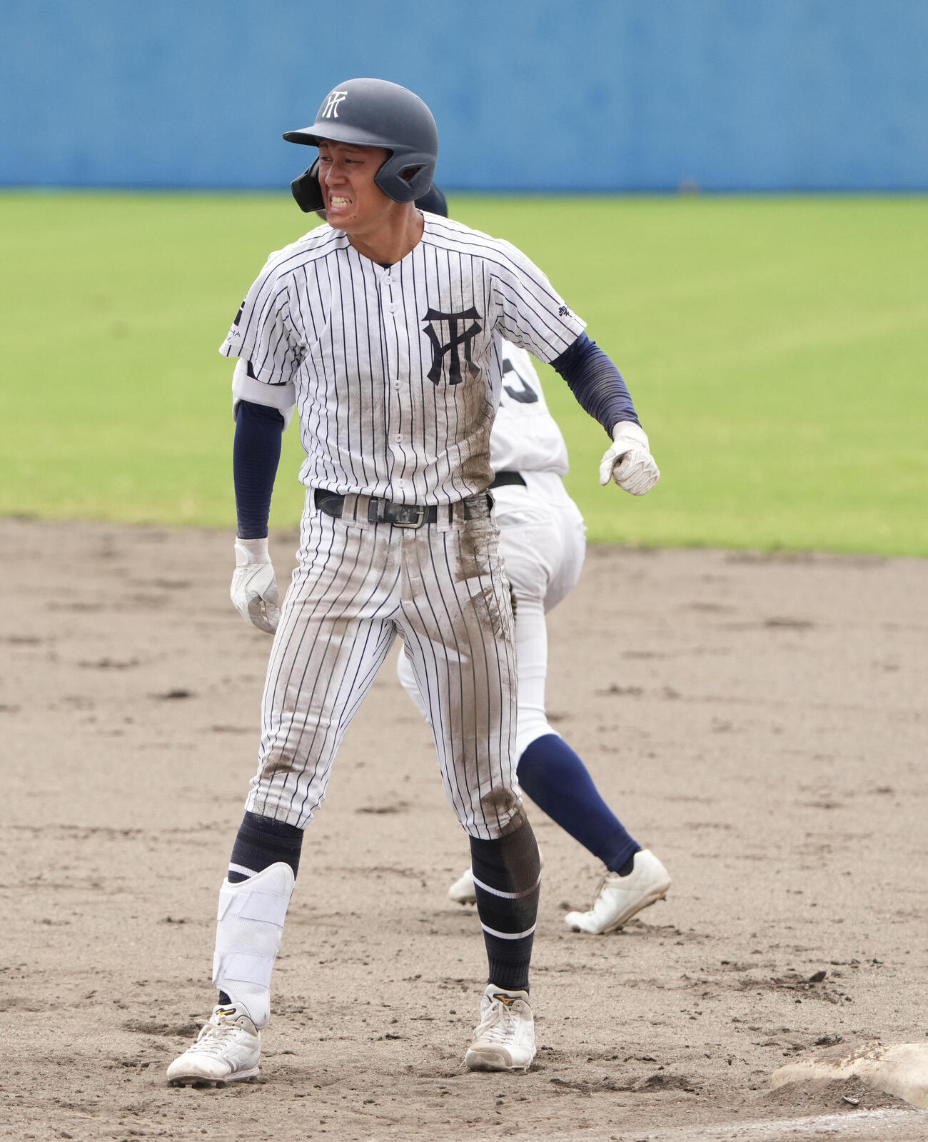常葉菊川対聖隷クリストファー9回表常葉大菊川無死二塁、安打を放ち一塁上でガッツポーズをする佐藤大介（撮影・森本幸一）