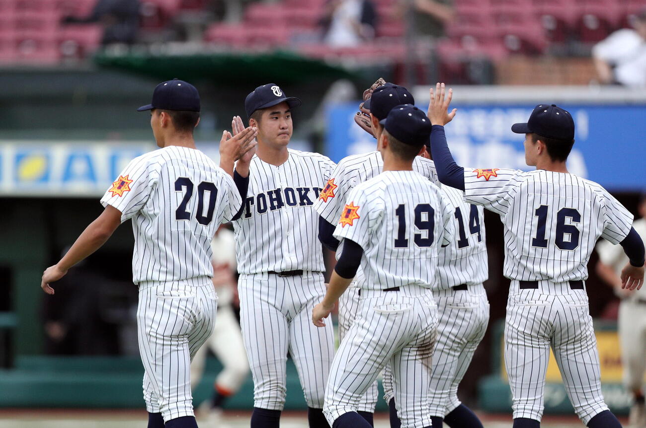 東北対東陵　仲間と勝利を喜ぶ東北・和泉寛太（左から2人目）（撮影・木村有優）