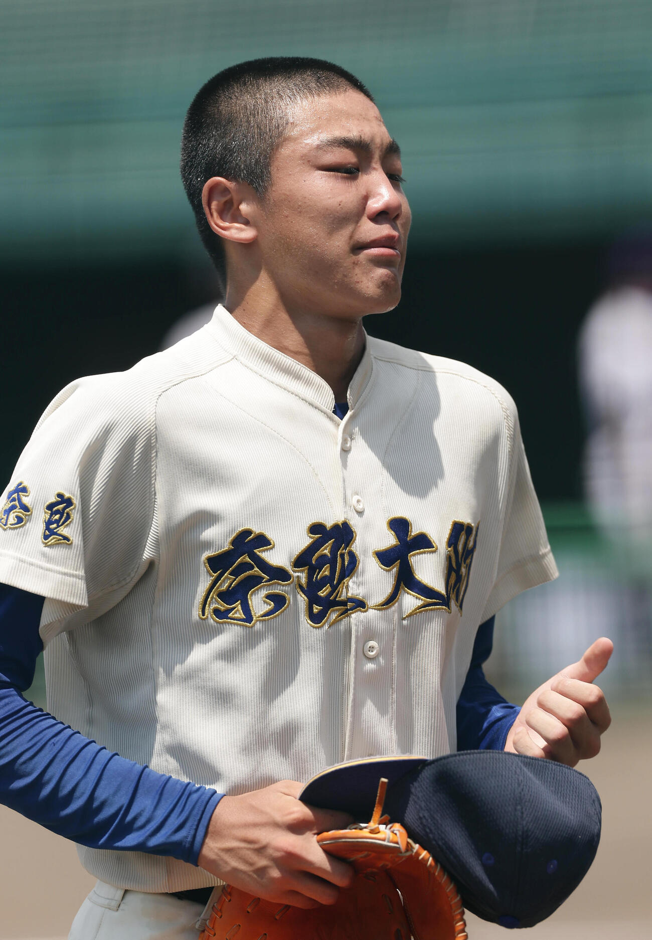 天理対奈良大付　7回表天理1死二塁、降板となり悔しそうにベンチへ下がる新城楓雅（撮影・前田充）