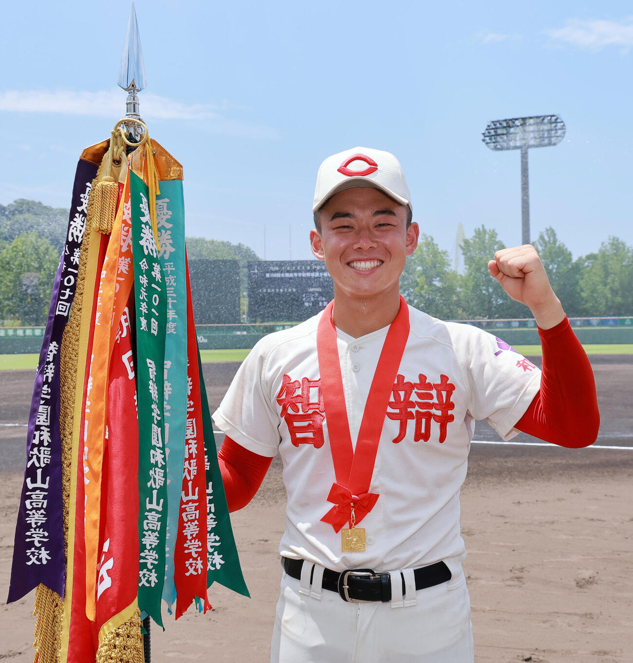 耐久対智弁絵和歌山　優勝旗を手に笑顔を見せる智弁和歌山の松本虎太郎主将（撮影・上山淳一）