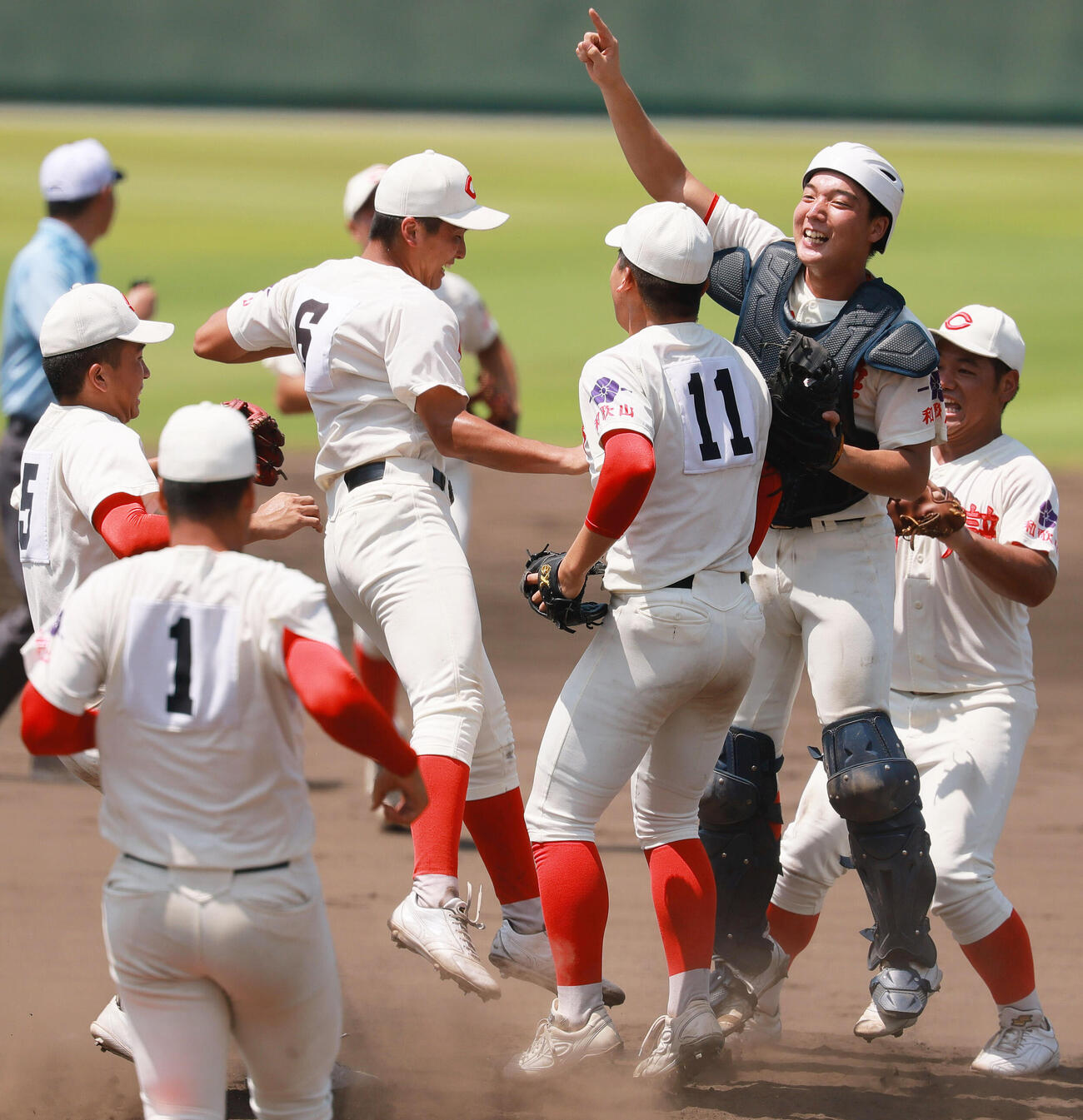 耐久対智弁絵和歌山　優勝を決めマウンドに駆け寄る智弁和歌山ナイン（撮影・上山淳一）