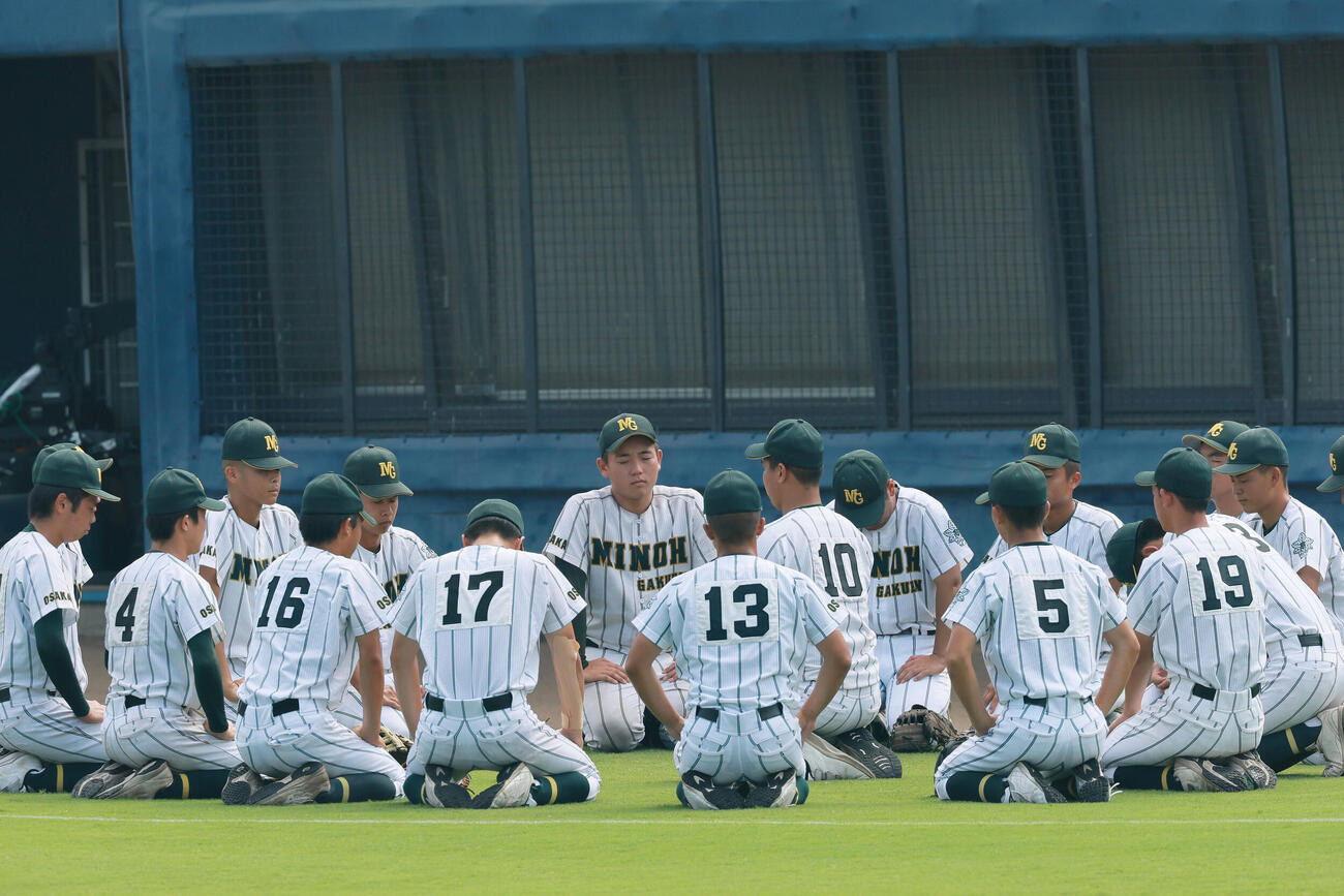 履正社対箕面学園　試合前、グラウンドに座って目を閉じる箕面学園の選手ら（撮影・上山淳一）