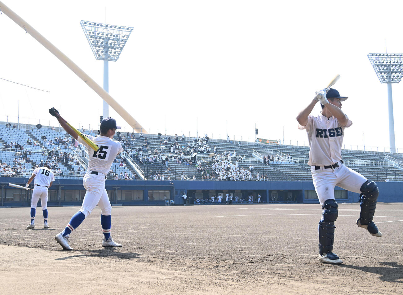 履正社対箕面学園　試合前ノックを待つ履正社ナイン（撮影・石井愛子）