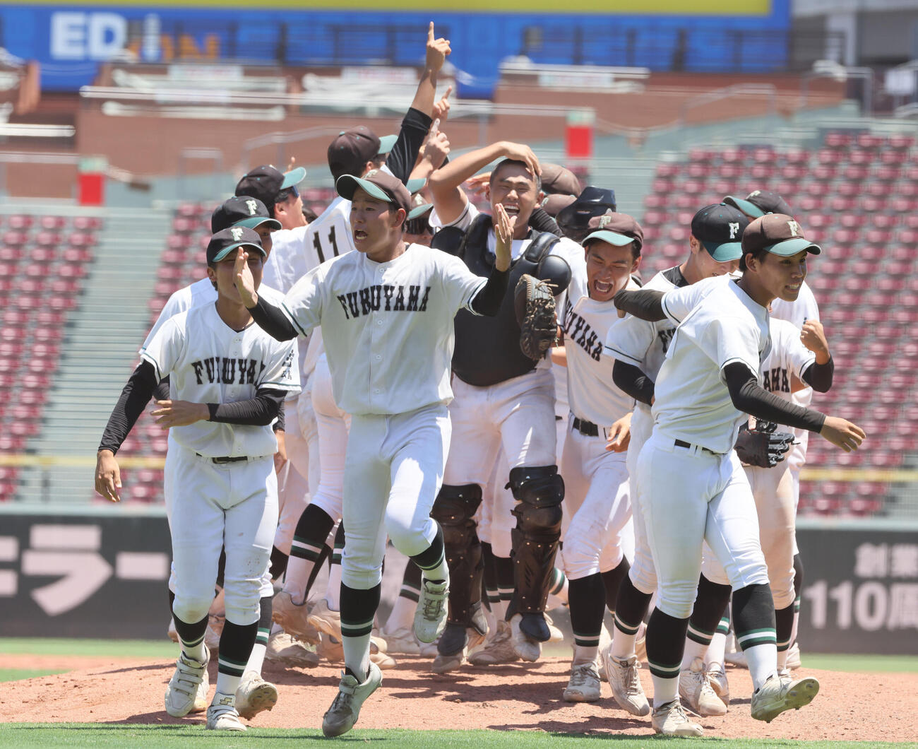 市立福山対広島商業　広島商業に競り勝ち、甲子園初出場を決めた市立福山ナインは大喜び（撮影・加藤孝規）