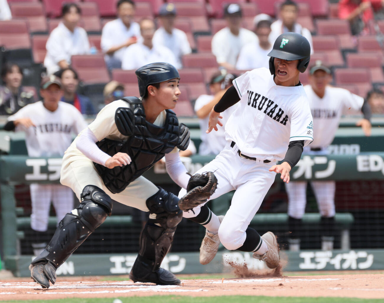 市立福山対広島商業　6回表市立福山無死二、三塁、松井湧心の右2点適時打で岩本大輝が勝ち越しの生還。捕手は佐々木元汰（撮影・加藤孝規）