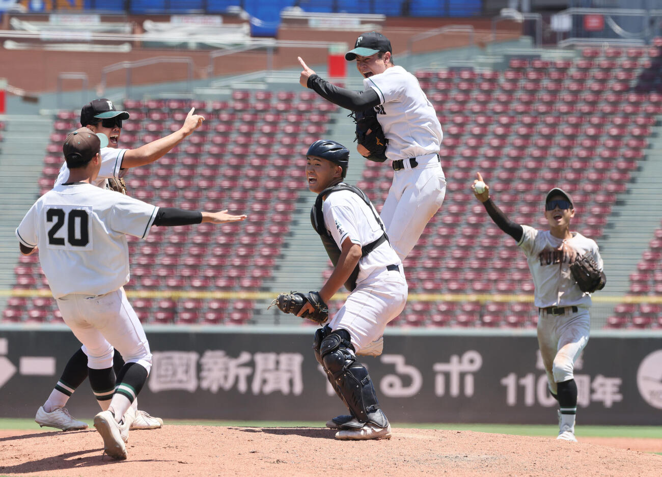市立福山対広島商業　広島商業に競り勝ち、甲子園初出場を決めた市立福山ナインは大喜び。右から2人目は岩本大輝投手、手前は松井湧心捕手（撮影・加藤孝規）
