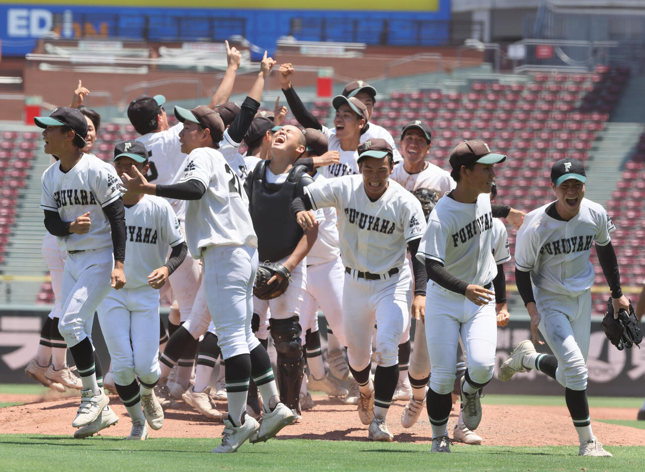 市立福山対広島商業　広島商業に競り勝ち、甲子園初出場を決めた市立福山ナインは大喜び（撮影・加藤孝規）