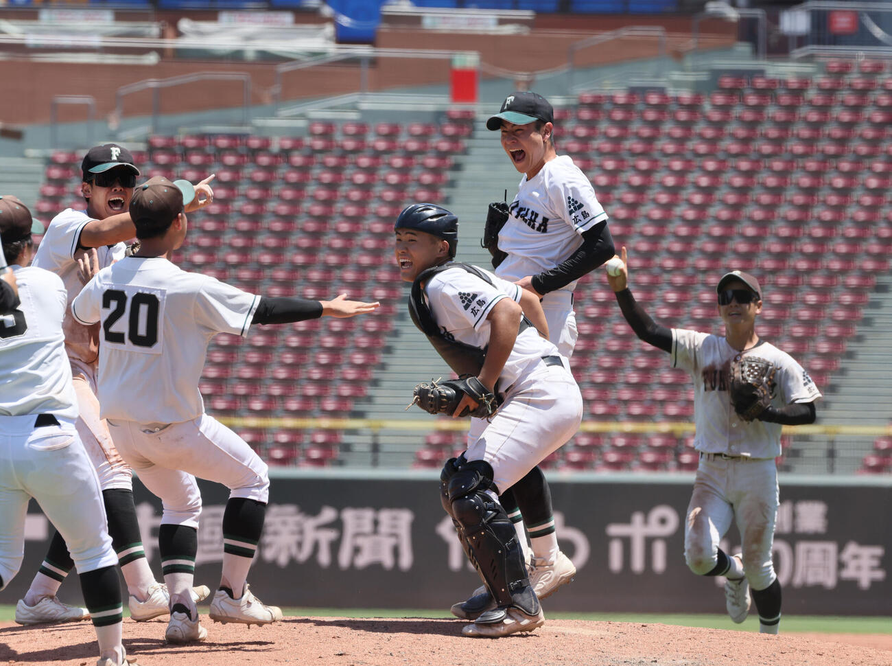 市立福山対広島商業　広島商業に競り勝ち、甲子園初出場を決めた市立福山ナインは大喜び。右から2人目は岩本大輝投手、手前は松井湧心捕手（撮影・加藤孝規）