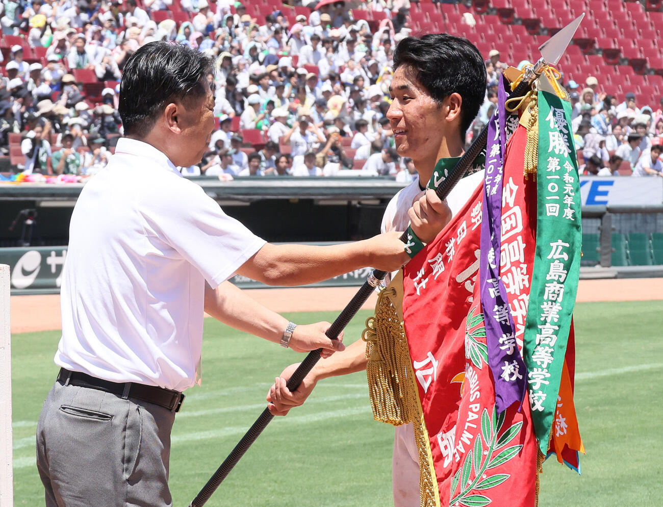 市立福山対広島商業　優勝旗を受け取る市立福山の渡辺雄介主将（撮影・加藤孝規）