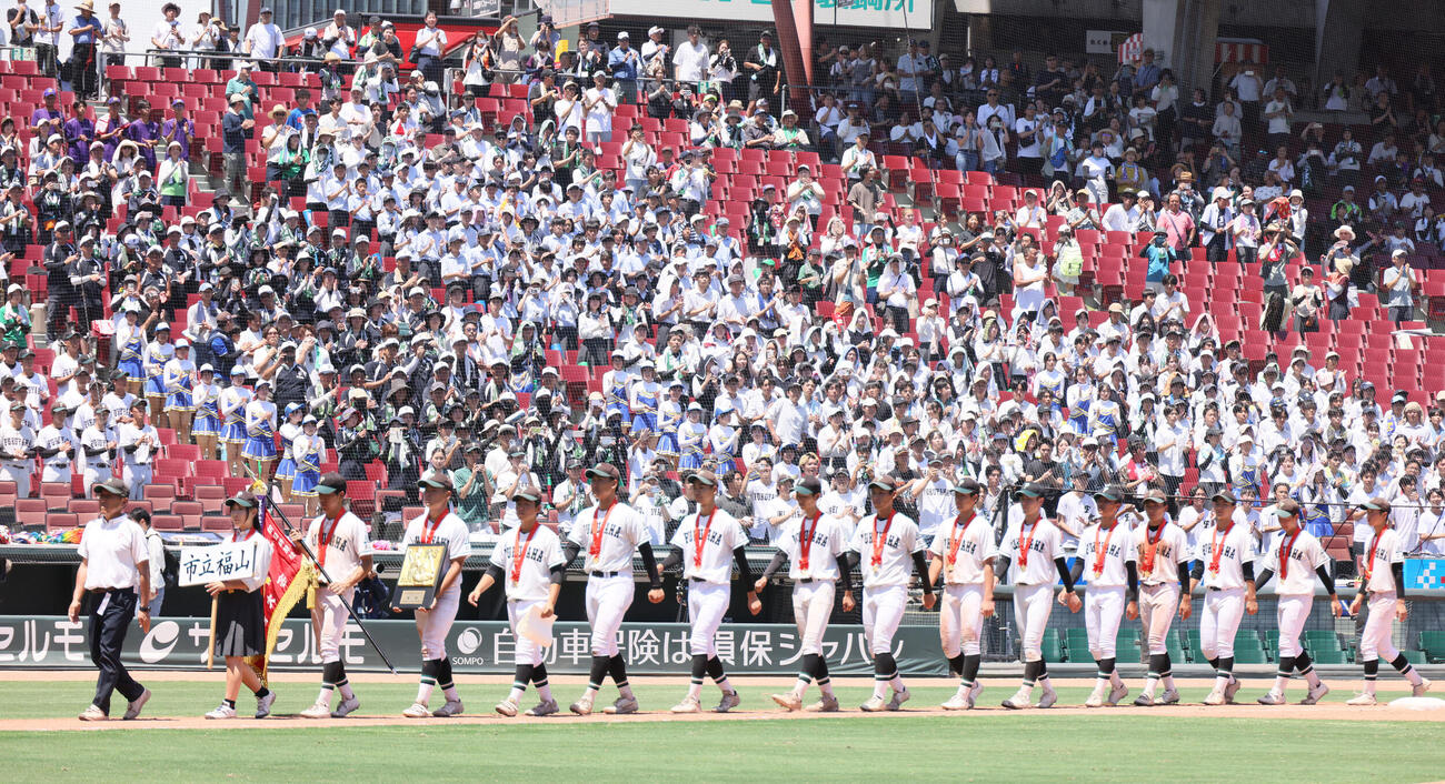 市立福山対広島商業　優勝し、応援団が見守る中、ダイヤモンドを一周する市立福山ナインら（撮影・加藤孝規）