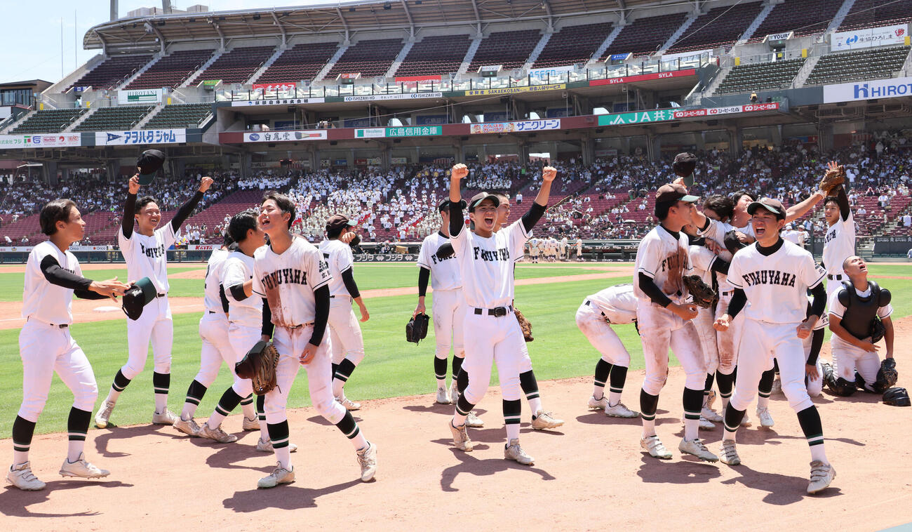 市立福山対広島商業　優勝した市立福山ナイン（撮影・加藤孝規）