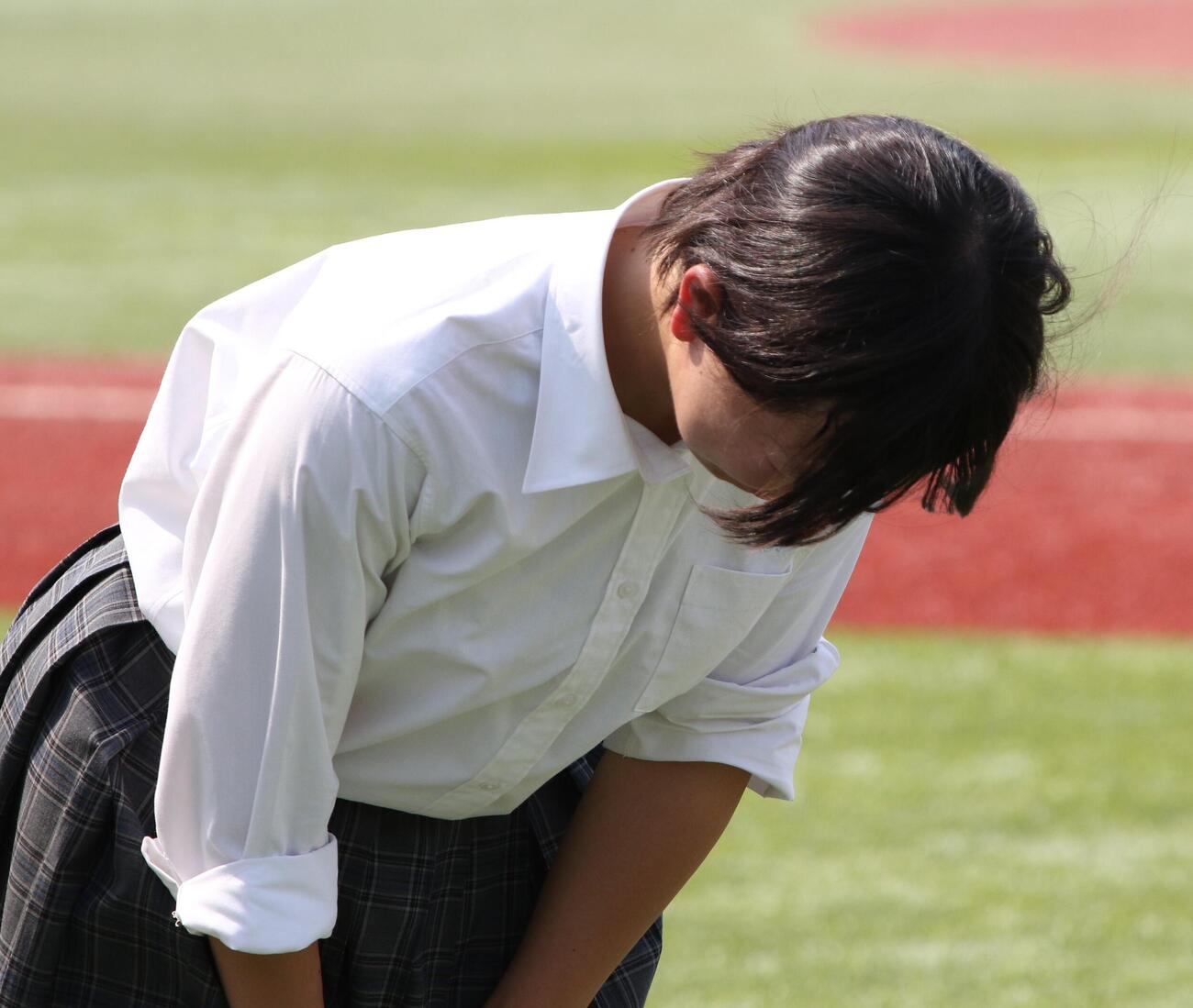 試合後、スタンドに向かってあいさつする明大八王子・三宅希空（撮影・田島優大）