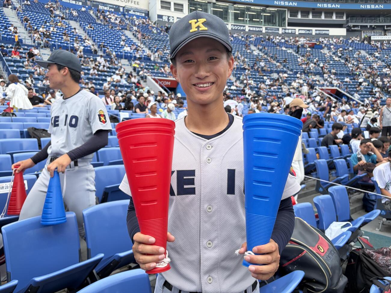 立花学園対慶応　スタンドで元気に応援する慶応、中畑匠水選手（撮影・保坂淑子）
