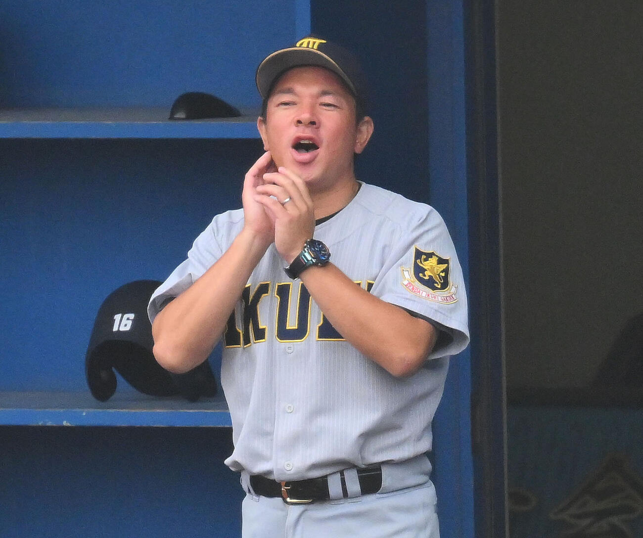 東北対仙台育英　戦況を見守る仙台育英・須江航監督（撮影・滝沢徹郎）