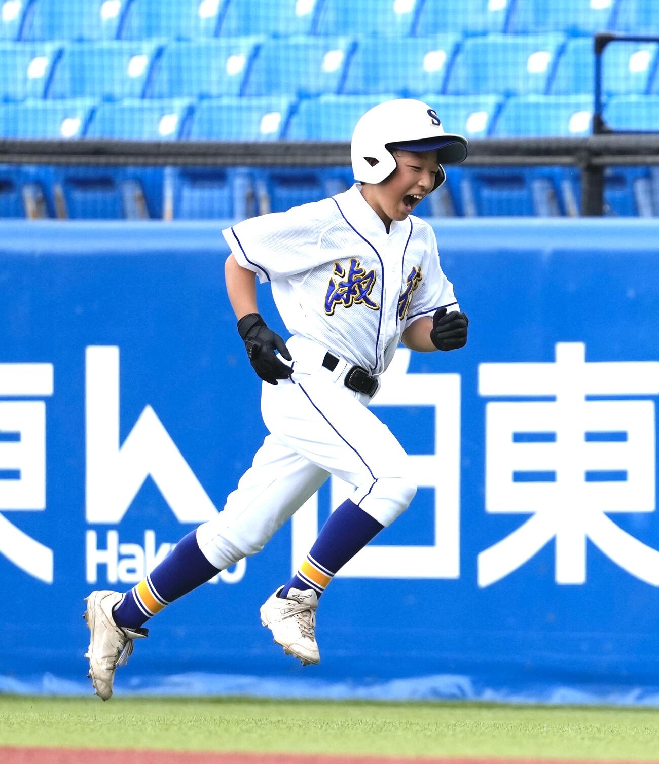 17日、淑徳対芝浦工大付　4回表淑徳無死一、二塁、犠打を決め笑顔を見せる谷津遼太郎