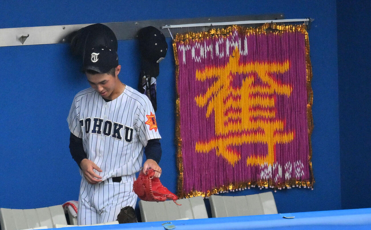 東北対仙台育英　4回裏、降板した東北先発の金沢龍希（撮影・滝沢徹郎）