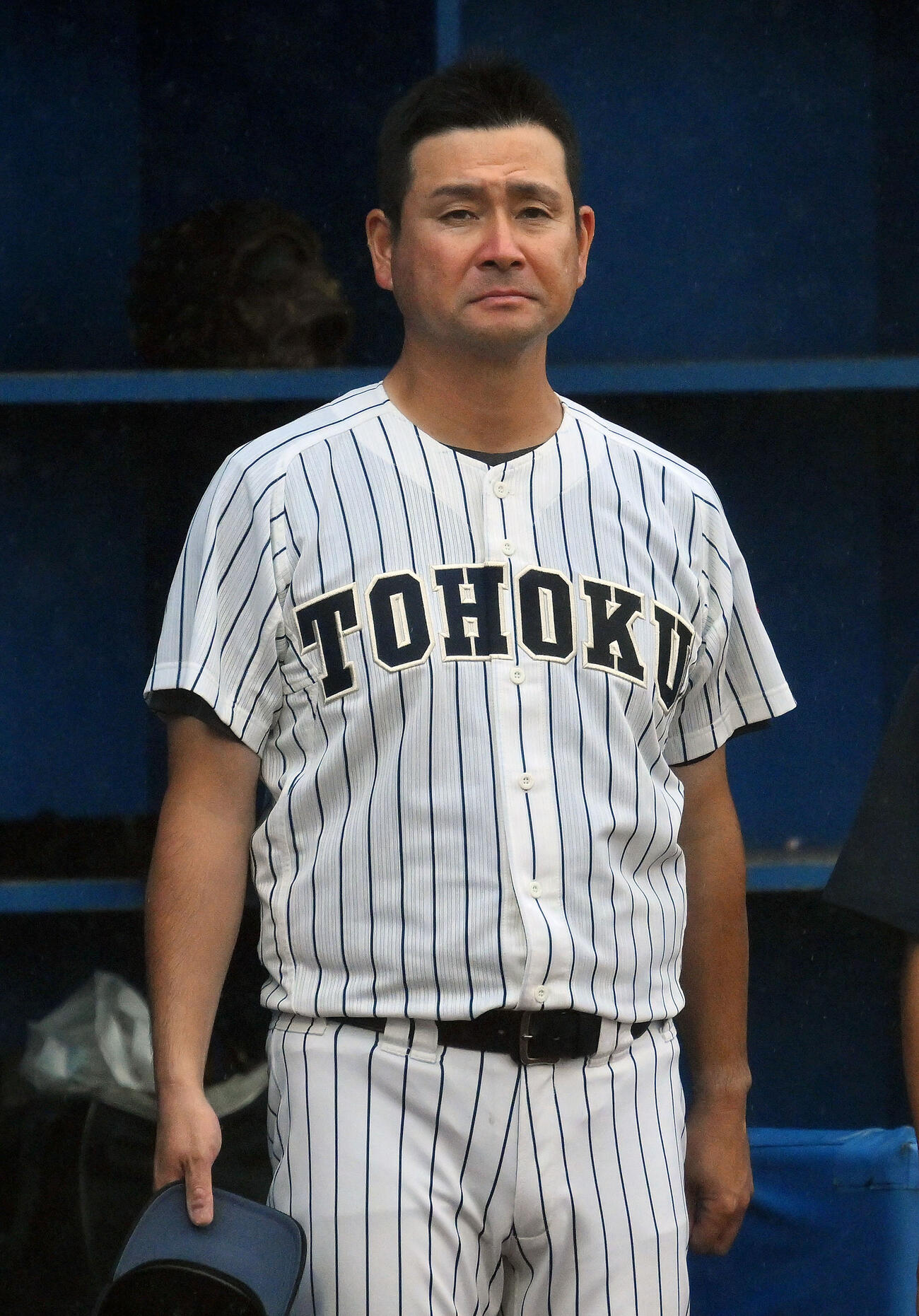 東北対仙台育英　表彰式に臨む東北・我妻敏監督（撮影・滝沢徹郎）
