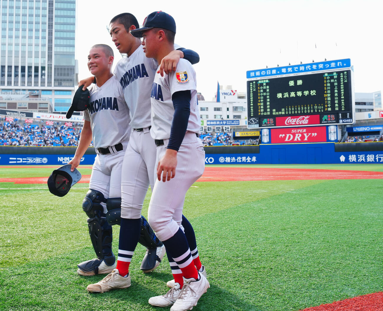 横浜対桐光学園　完投で優勝を決めた横浜・織田翔希（中央）はチームメートの肩を借りながら引き揚げる（2026年7月撮影）