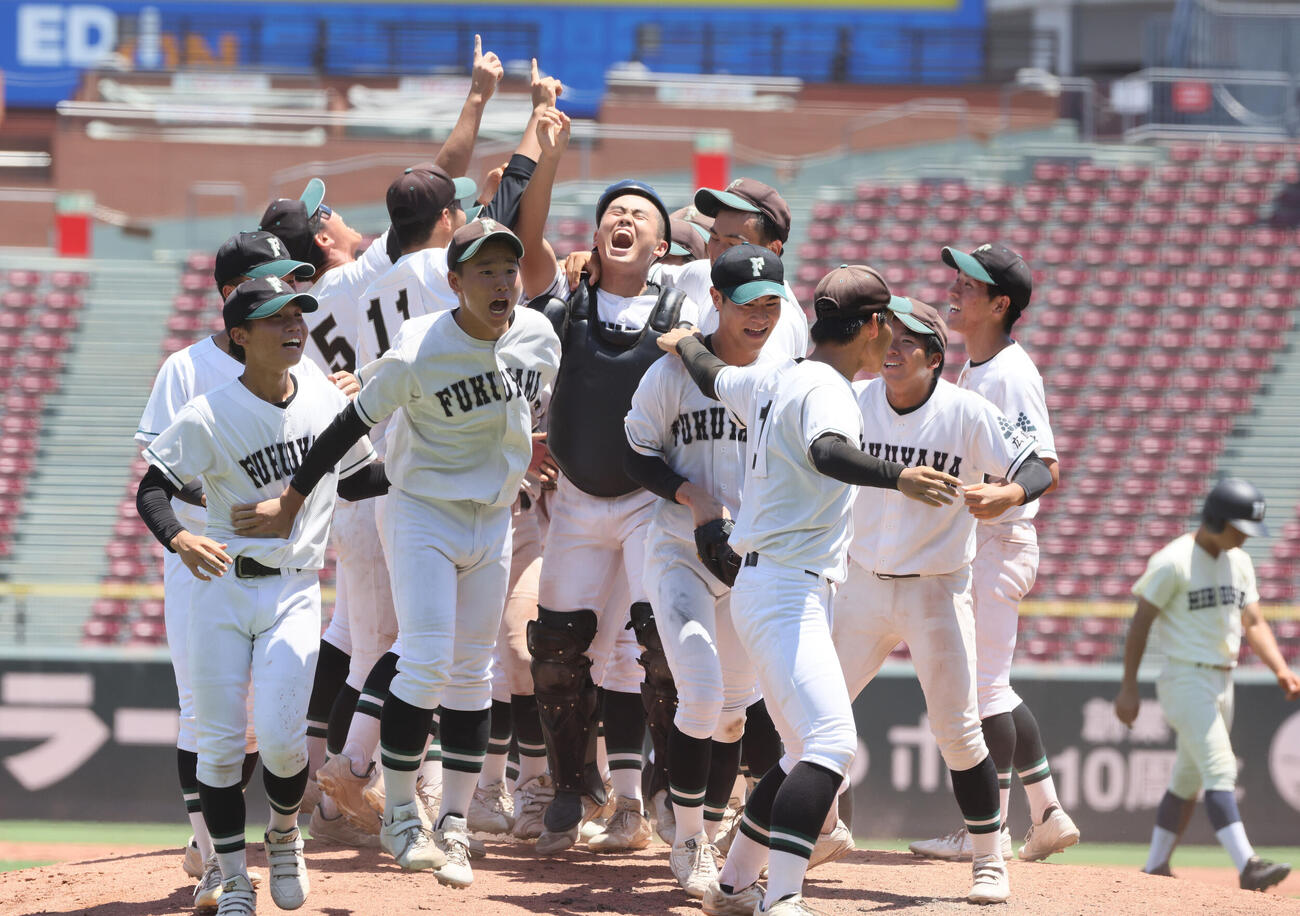 市立福山対広島商業　広島商業に競り勝ち、甲子園初出場を決めた市立福山ナインは大喜び（撮影・加藤孝規）