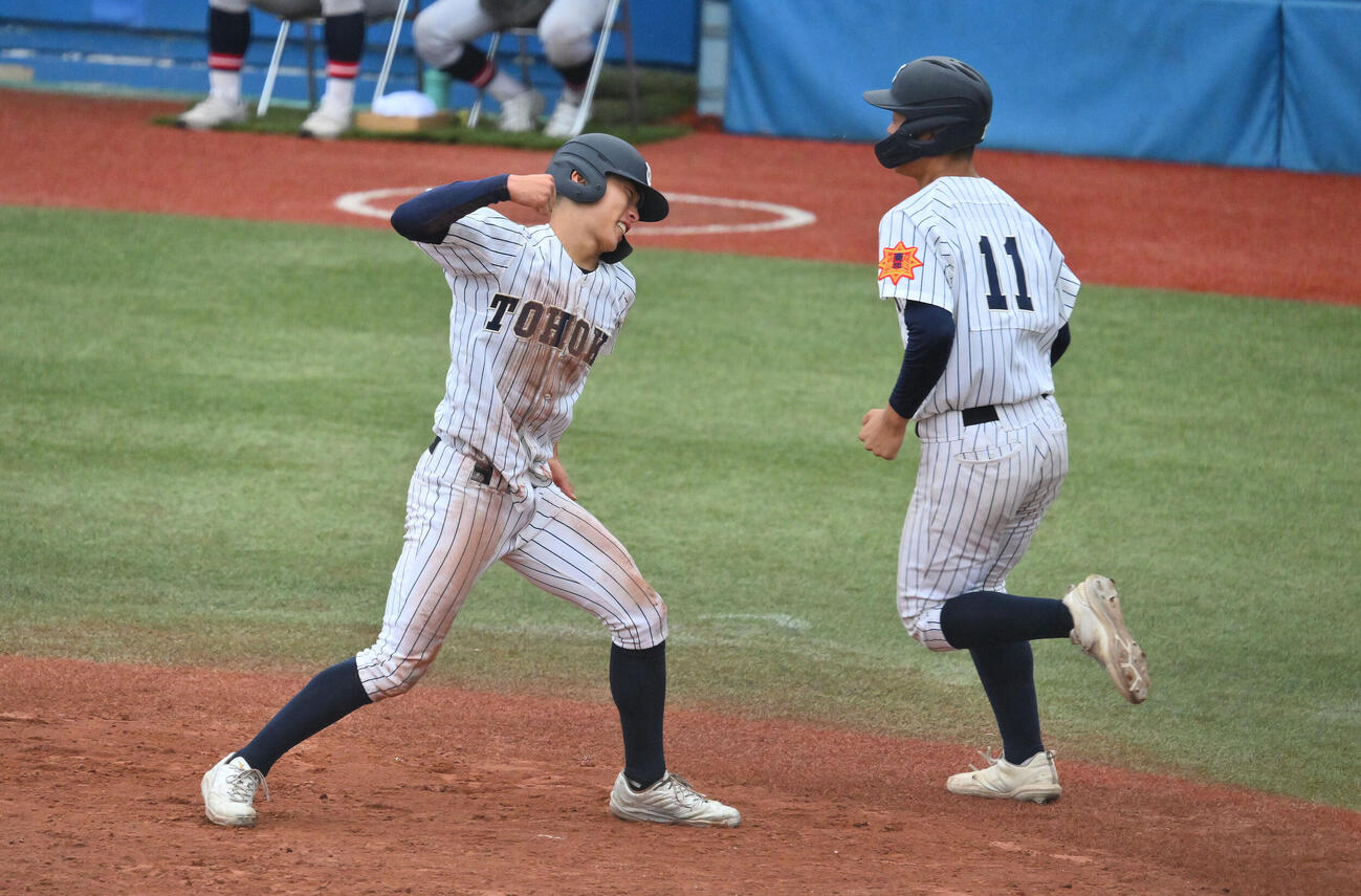 東北対仙台育英　9回表東北1死一塁、三浦毅大の適時二塁打で生還しガッツポーズする松本叶大（左）（撮影・滝沢徹郎）