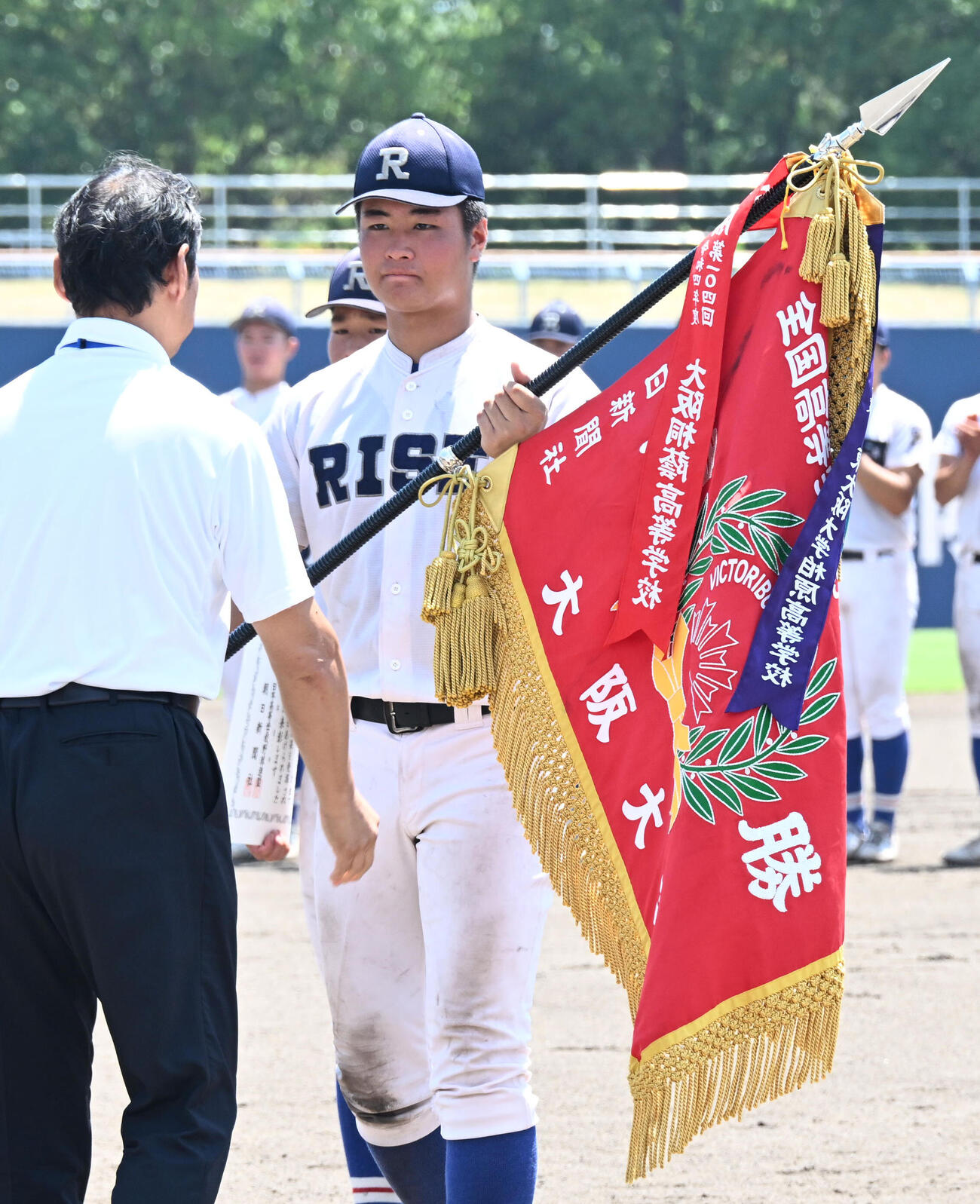 優勝旗を授与される辻竜乃介主将（撮影・石井愛子）