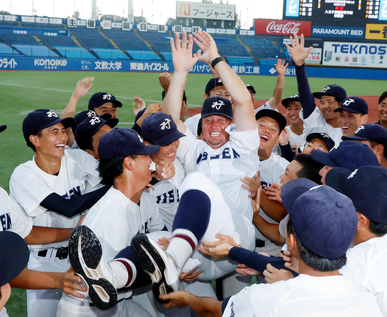 八王子実践対創価　初優勝を決め、胴上げされる八王子実践・河本ロバート監督（2026年7月撮影）
