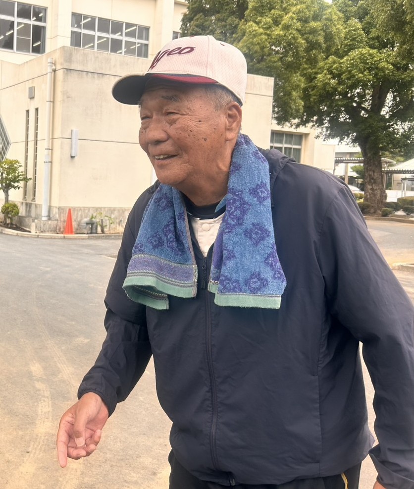 上尾高校の練習に訪れ笑顔の小川満さん（2026年6月撮影）
