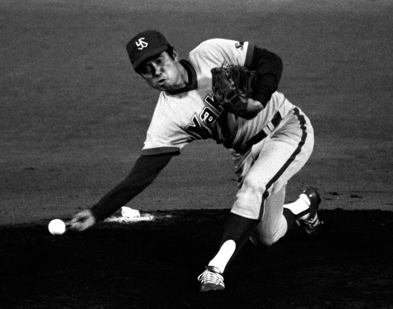 1978年4月、大洋戦で投げるヤクルト会田照夫