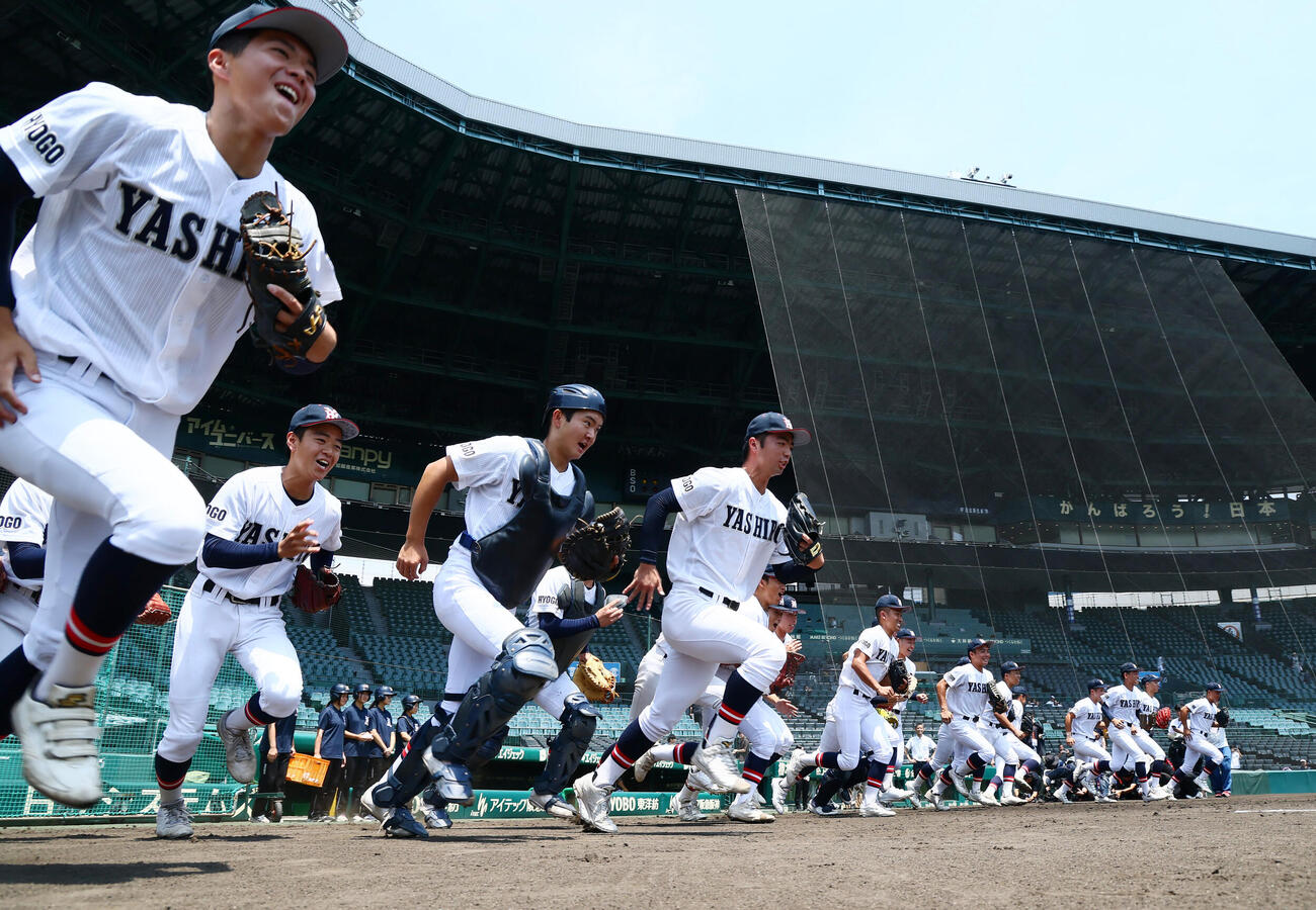 甲子園練習が始まり一斉にグラウンドへ駆け出す社ナイン（撮影・加藤哉）