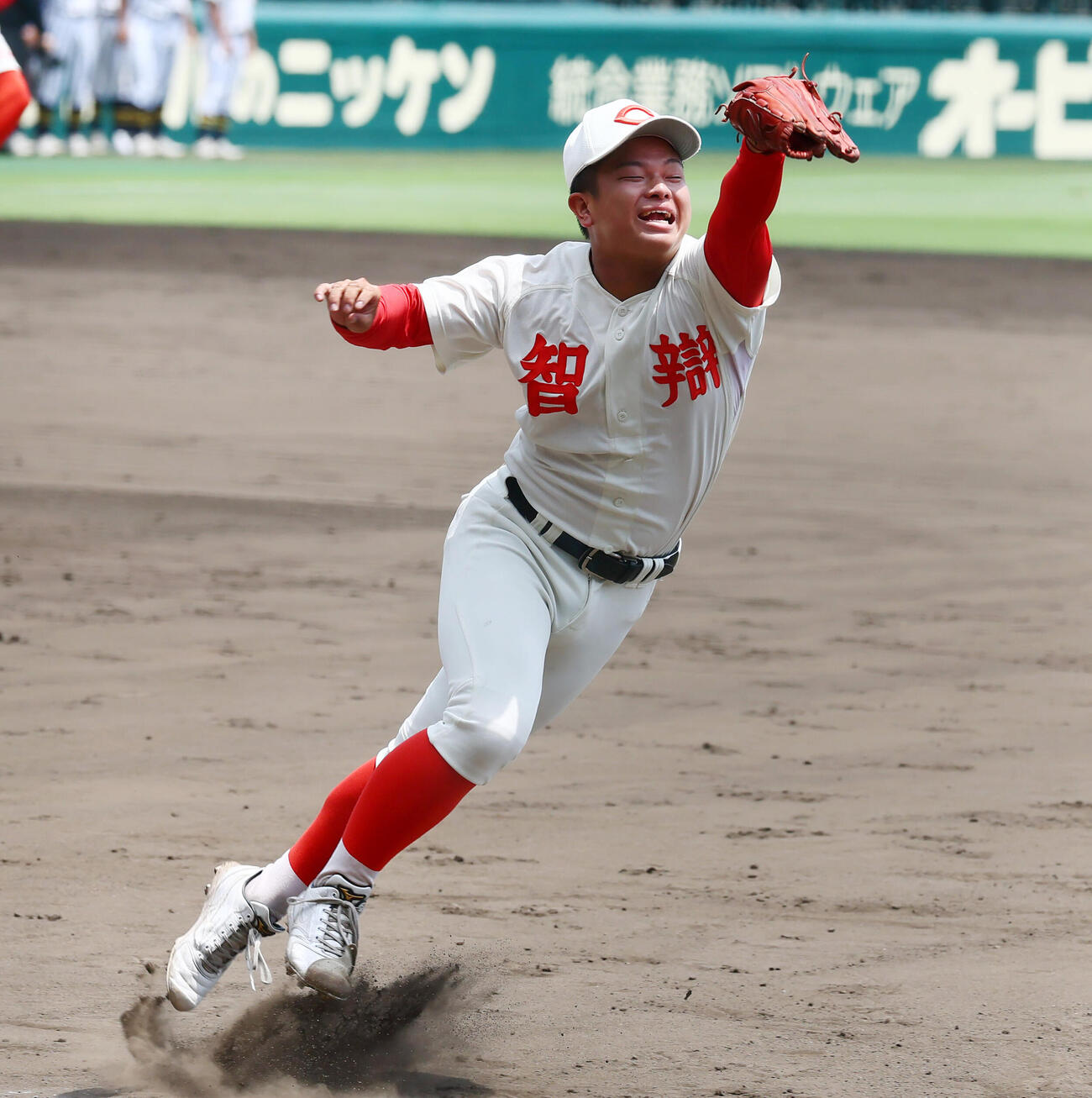 投内連係プレーの練習でボールに手を伸ばす智弁和歌山の長井心海（撮影・加藤哉）